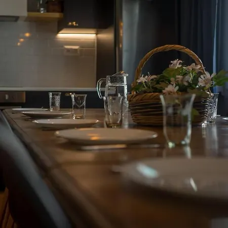Victorian Elegance, Athens' Hidden Gem, 6br , 30sec To Metro , Ac , Netflix Apartment *